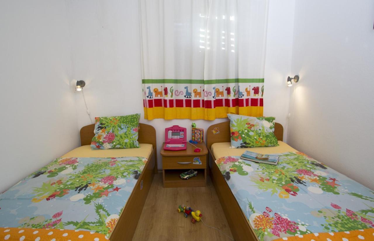 Apartments By The Sea Brela, Makarska - 11821 Exterior foto